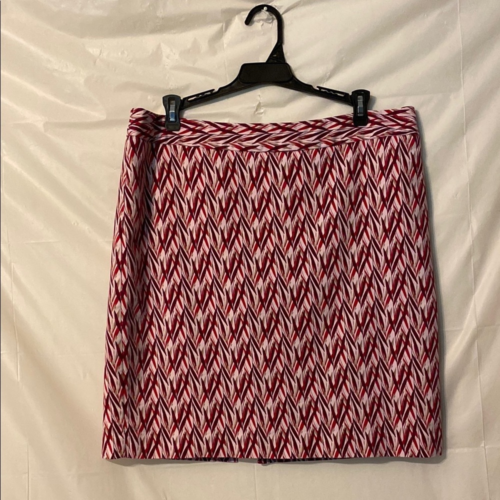 Worthington size 12 Skirt with hot pink, maroon, and tan leaves on white.